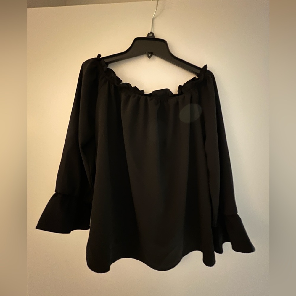 Lulu’s off shoulder black shirt SM
